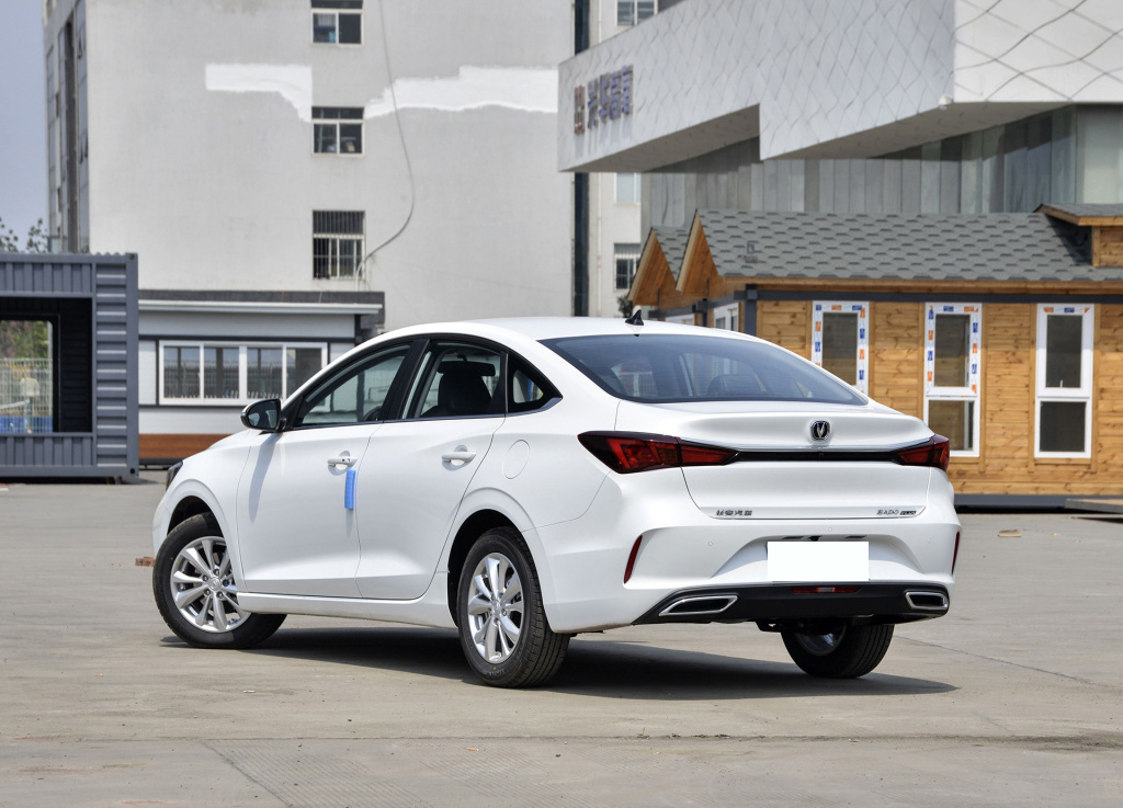 「长安逸动」6万多的长安逸动，颜值担当，车内配双联大屏，有它还开摩托车？