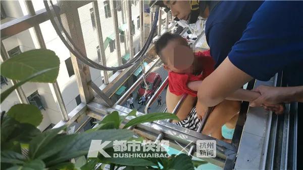 美国|好险！4岁男孩爬出阳台，被保笼卡住，妈妈死死抓着他的胳膊