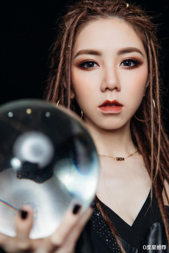 【邓紫棋】乐坛小歌后邓紫棋，不再穿皮裤后，重塑起自己的时尚路