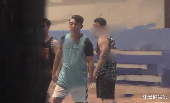 「苗苗」31岁苗苗陪老公打篮球,孕肚明显走路笨重,郑恺悉心搀扶羡煞旁人