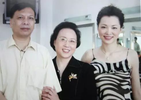 董卿@董卿为何能零失误，连续主持四季《中国诗词大会》，还特别受欢迎？