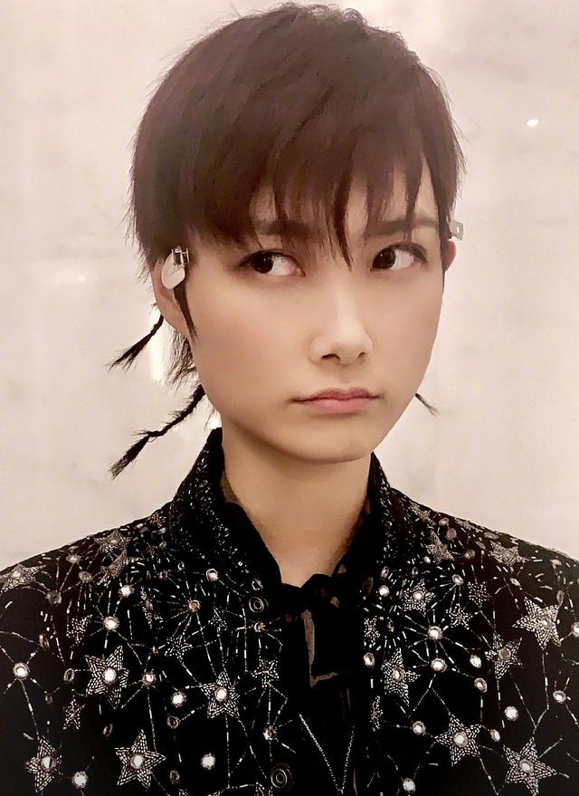 李宇春|李宇春新歌出炉，唱出万众心声，霸气服装惊艳全场