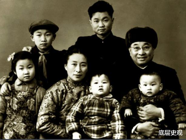 革命|陈赓大将的胆子有多大？给毛主席汇报工作同时，竟敢偷毛主席的烟