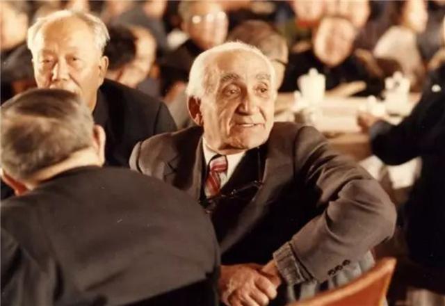 小志的历史观点|首个入中国籍的老外，“骗走”了延安第一美女，为中国奉献了一生