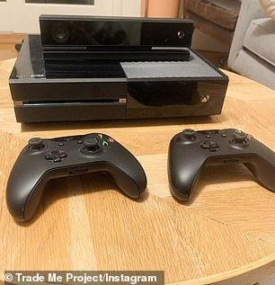 显示器|女子在网上以物换物，用一枚发夹最终换回一台苹果笔记本电脑