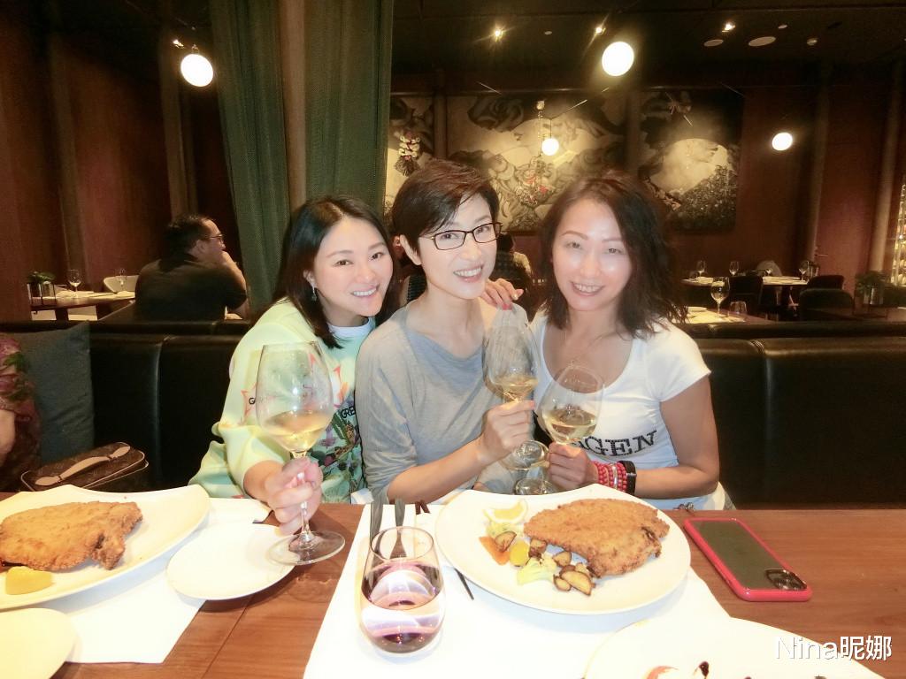 喇叭裤|54岁陈法蓉太潮了，罕见穿喇叭裤配泡泡袖游上海，露齿笑看着心软