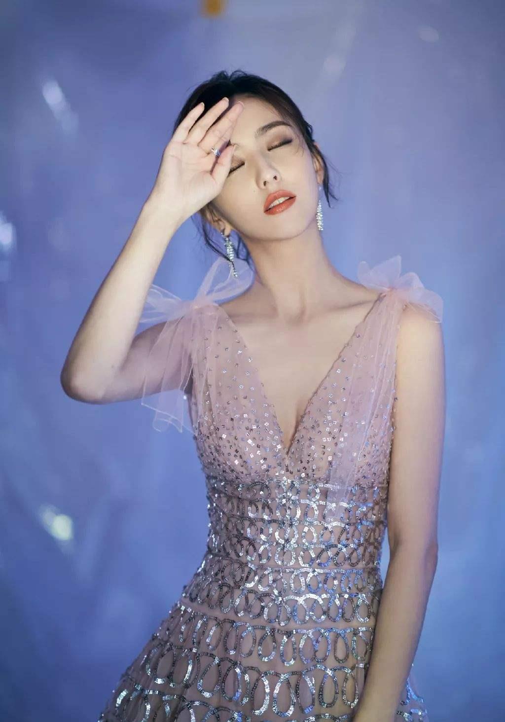 佟丽娅@佟丽娅5月20日微博反应婚姻状况，或效仿杨幂刘恺威择时宣布离婚