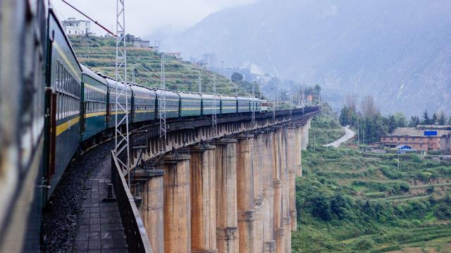 趣观历史|55年前，一士兵意外掉入40多米深桥墩，此后火车经过都要鸣笛致敬