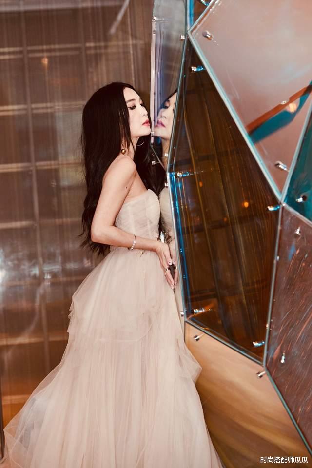 温碧霞|?“奶奶辈”温碧霞亮相，穿抹胸裙美得很高级，才明白会保养太重要
