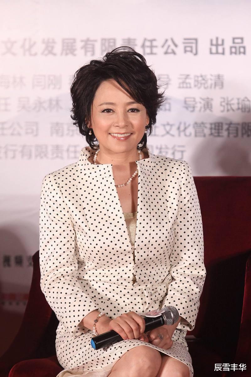 束腰|50后张瑜穿衣好气质，小黑裙交叉褶皱还要束腰，一般老太太学不来