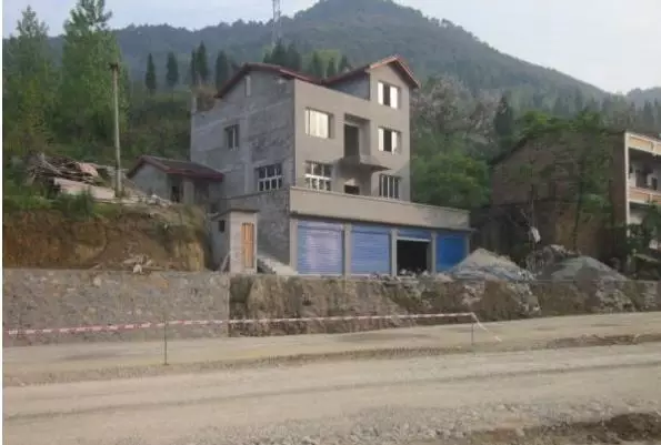 『』回老家建房,三层主体花了24万,自己做监工,总体很满意!