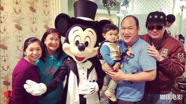 许冠杰：70岁许冠杰为孙女庆百日，发福严重认不出，混血妻子更显年纪大