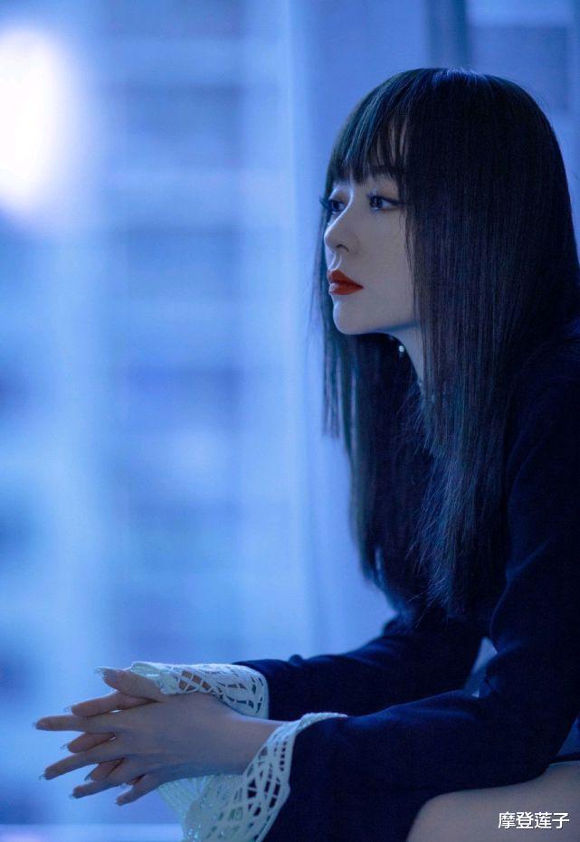 连衣裙|张靓颖的“公主切”刘海太惊艳，配上藏青色连衣裙，气质冷艳高贵