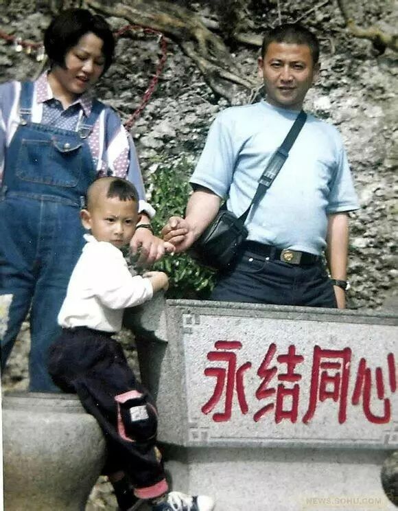 特斯拉|98年洪水中抱树9小时被救的小女孩，如今去抗洪了