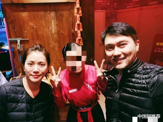 袁咏仪|网友偶遇张智霖夫妇吃火锅，49岁袁咏仪素颜仍白到发光