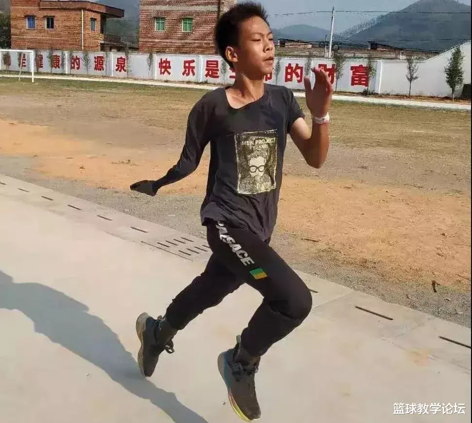 【斯蒂芬·库里】库里打call！塔克送鞋！广东14岁独臂少年感动整个NBA