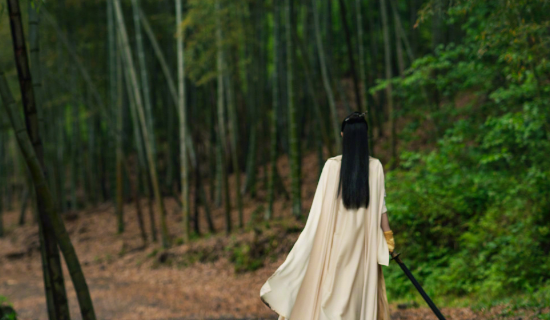 赵丽颖■赵丽颖《有翡》杀青，谁注意她的微博配图？光是背影也令人心动