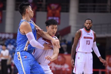 杜锋|京粤大战争议多，CBA裁判抢戏，杜锋：北京队就可以这么吹？