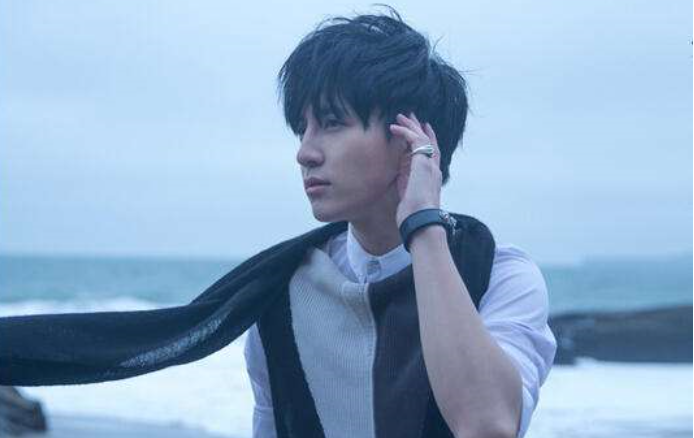 薛之谦|薛之谦因为她写的歌而一炮而红，最后她却嫁给了陈龙，如今仍似少女