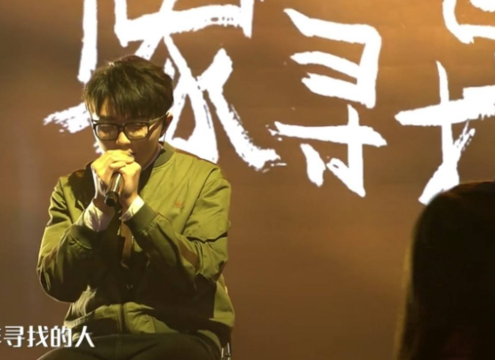 耳机|他的歌更适合在夜晚，一个人塞着耳机单曲循环，去体会他的歌词