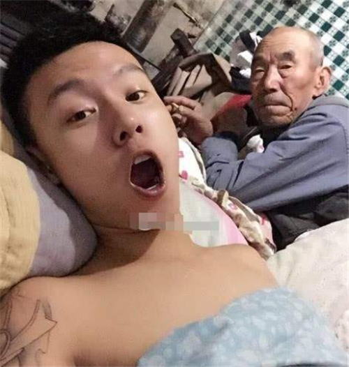 变形计|富二代参加《变形记》，回家拿几十万给穷爷爷盖房子，如今怎样了