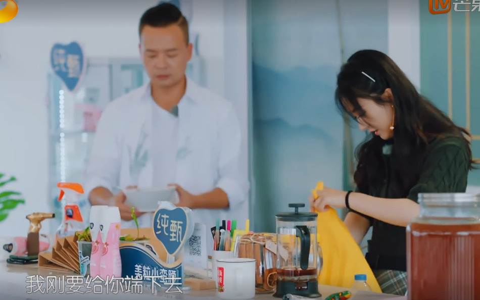 赵丽颖|赵丽颖犯胃病没人理！看到第一个探望她的人，网友表示有点意外