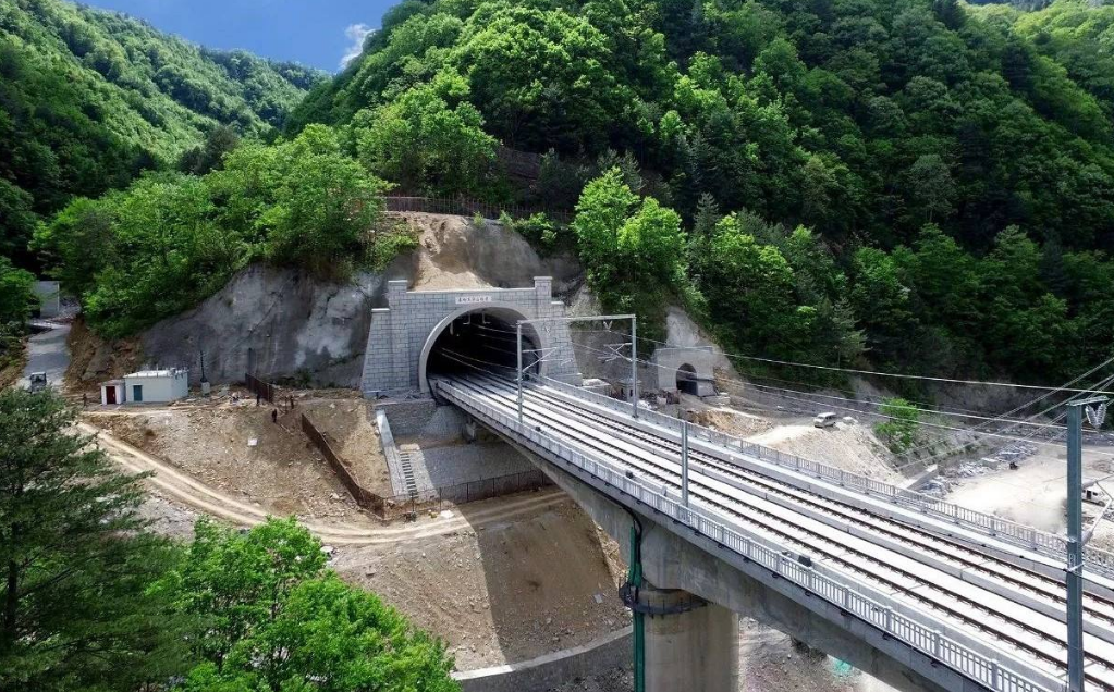 重庆|我国最“无聊”高铁，全程六小时“与世隔绝”，网友：只能睡觉