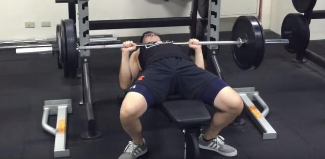 【肱三头肌】很多人卧推都做错了，导致效果不理想，这些卧推的误区你要知道