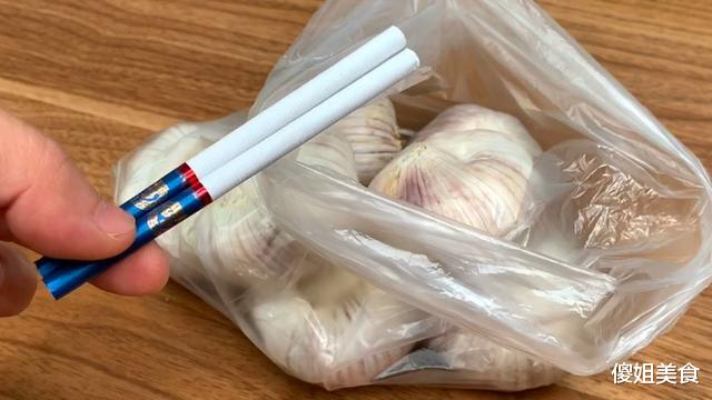 『』原来大蒜这样保存，不发芽不干瘪，方法太简单了，又学会了一招