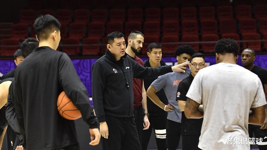 「山东男篮」巩晓彬对山东男篮一位置大换血？有望送走3人，迎来2人等待1人