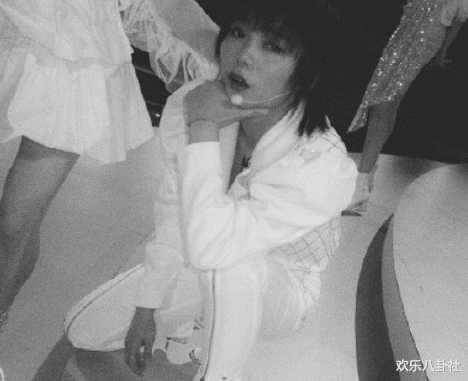 姐姐:许飞被淘汰后发长文表白姐姐们,谁留意她给黄圣依写了啥?暴露关系好坏