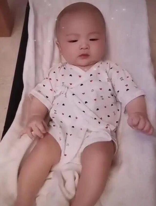 「蔡少芬」蔡少芬带4月大儿子游玩,拿红花互动,回眸一笑美如画