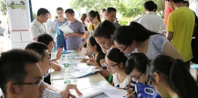 临床医学专业：大学最“烧钱”的3个专业，普通家庭学生要尽量避开，经济压力很大