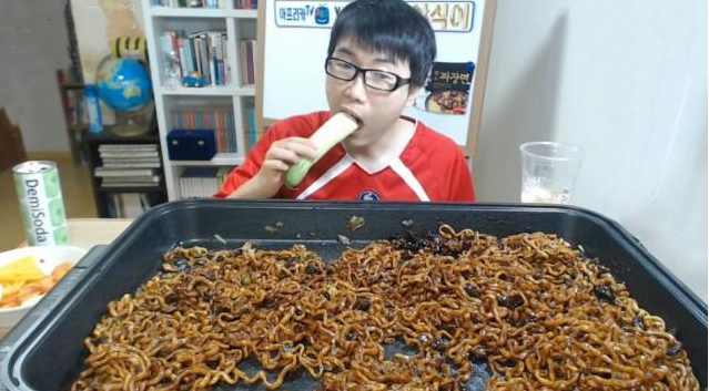 火鸡面|大胃王吃30斤“火鸡面”，夹一筷子就露馅了，网友：骗小学生？