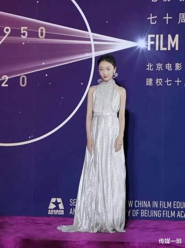 杨幂|北电校庆犹如宫心计：杨幂不敢出风头，关晓彤扬长避短却撞衫杨紫