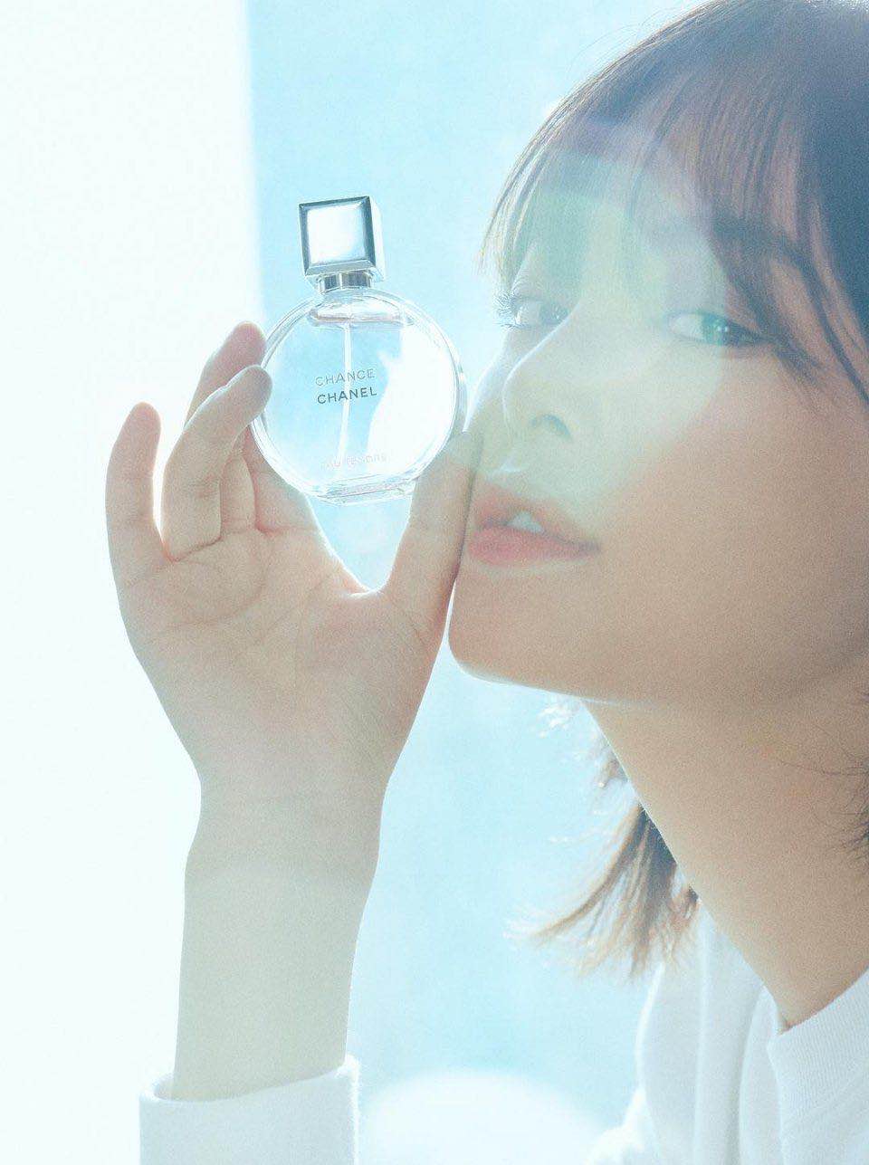 [香水]辛芷蕾香水文案翻车，曾因发型与改年龄问题引发热议