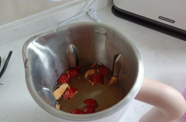 【车厘子】老两口的极简早餐走红，穿旗袍也能轻松搞定，网友：日子过成诗