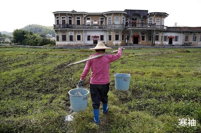 寒袖|贵州山村习俗真奇葩! 女子生育后下地干活, 男子在家“坐月子”休息
