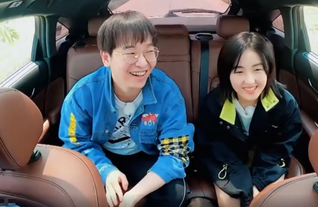 「张子枫」向往4给张子枫准备全套《五三》,看清科目,才知她文科还是理科