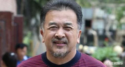 黄宏|24岁荣登春晚,60岁靠人搀扶走路,职务被免后,黄宏如今怎样