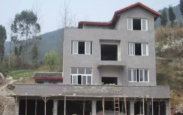 『』回老家建房,三层主体花了24万,自己做监工,总体很满意!
