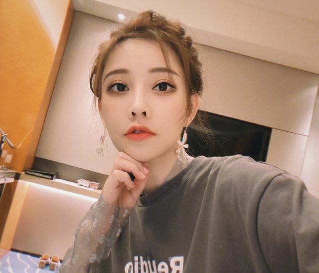 徐良|冯提莫火力全开，连续出四首新歌，首次尝试JK+死亡白丝