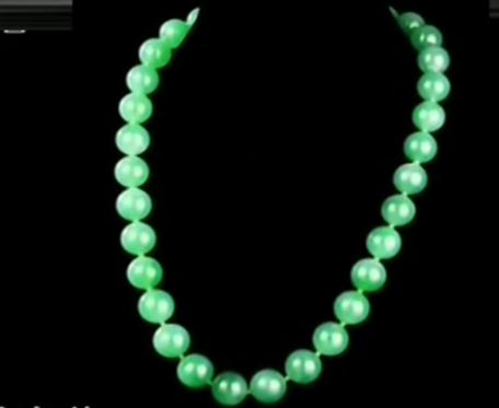 「文玩」美女3000000买块石头,打成一串翡翠项链鉴宝,专家估价很激动