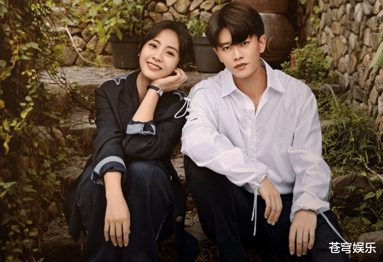 琉璃|任嘉伦新剧官博七夕更博，见到男女主超甜自拍照，这对cp我嗑定了