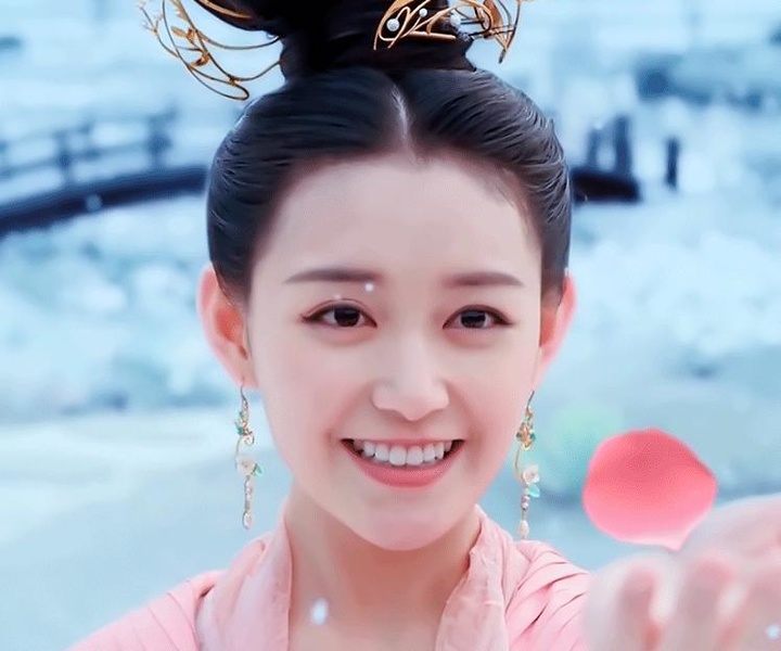 『谢大脚』《三千鸦杀》刚开播，蒋依依新剧又来了，造型比帝女还要美！