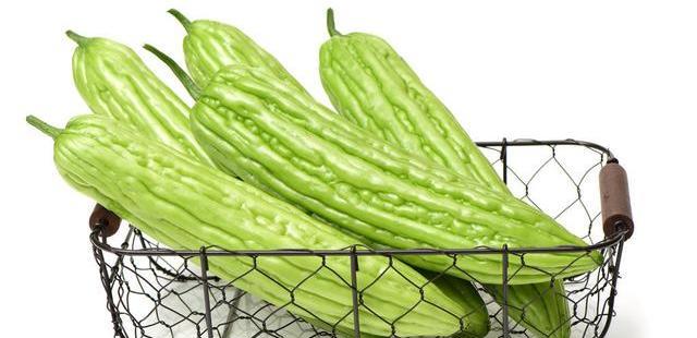 「苦瓜」苦瓜为何发苦?只要切掉一个地方,苦瓜不仅不苦还更好吃,涨知识