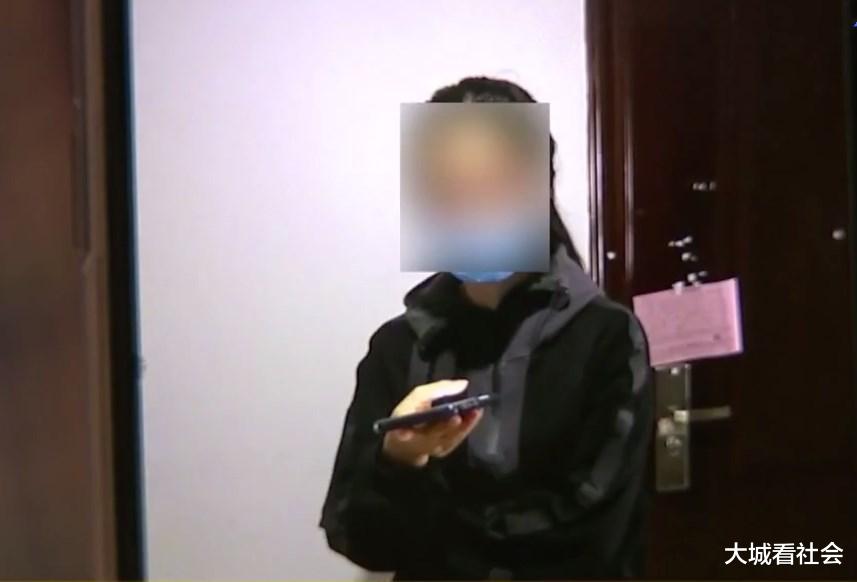 ▲商家拿了平台补偿，还打着心疼外卖员口号，上门让顾客退餐费