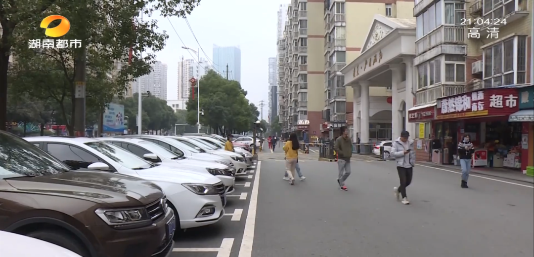 芒果都市|免费停车场道闸不用，却花将近40万租豪华设备？