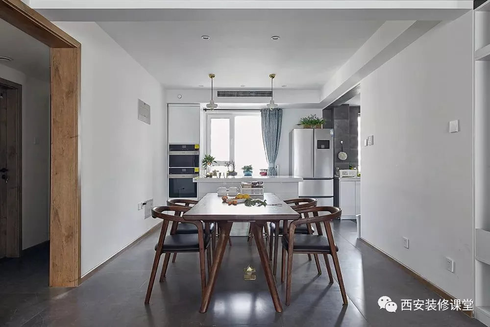 |150㎡三口之间，开放厨房和玻璃书房，大白墙也能有文艺范