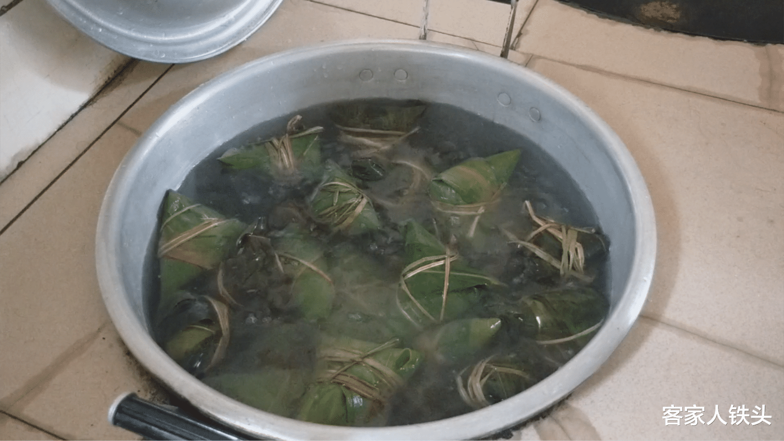 #粽子#端午节快到了，教你做客家咸肉粽，香糯好吃，一口气吃3个真过瘾